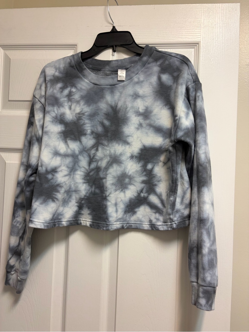 90 Degree By Reflex Gray and White Tie-Dye Cropped Crewneck Sweatshirt